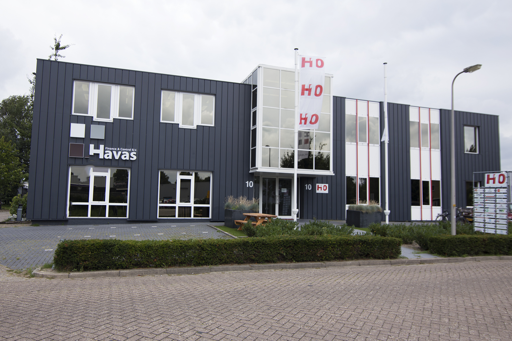H10 Contact